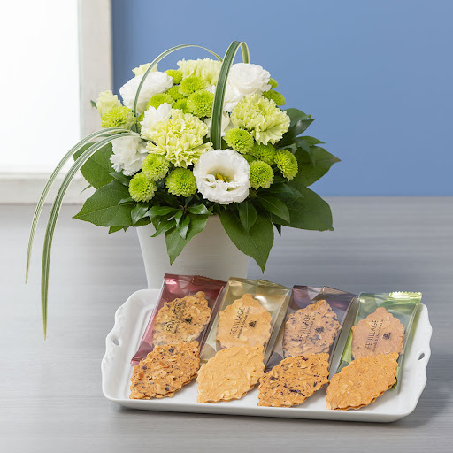 お盆【お悔やみ・お供え】お供え菓子とフラワーアレンジメント/供花｜イイハナ・ドットコム（花ギフトの専門店）｜EXお供え花セット「モロゾフ ファヤージュ（白）」｜出荷実績400万件以上、13時までのご注文は最短翌日お届け(一部商品は除きます）。インターネットで24時間受付中。千趣会（ベルメゾン）のお花屋さん e87.com