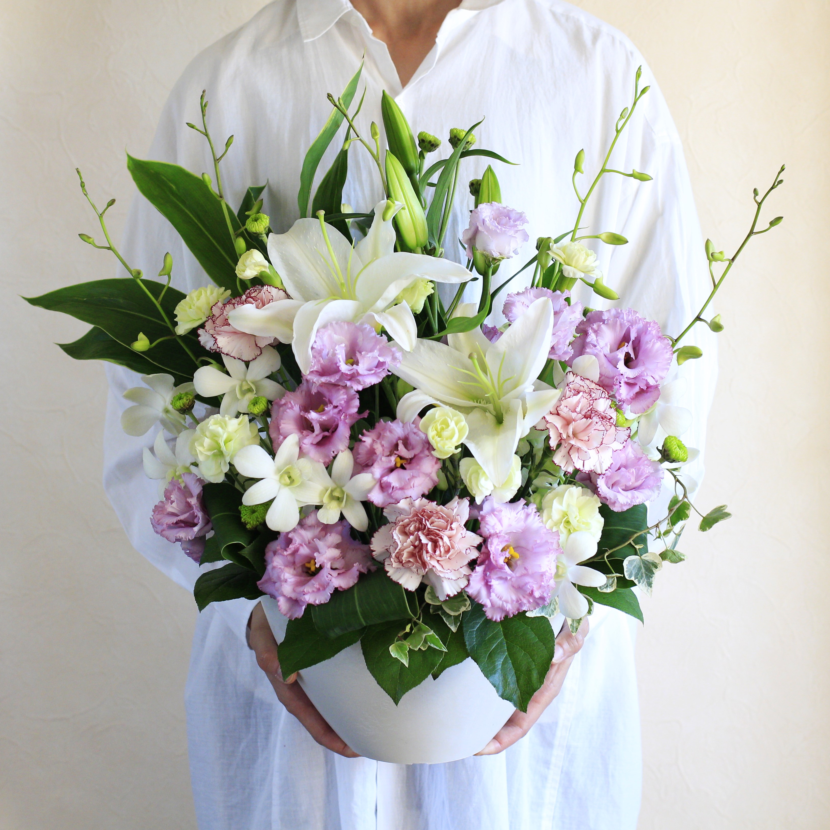 【お供え・お悔やみ】フラワーアレンジメント/供花｜イイハナ・ドットコム（花ギフトの専門店）｜EXお供え花 アレンジメント「やすらぎ花(藤色重ね)」｜出荷実績400万件以上、13時までのご注文は最短翌日お届け(一部商品は除きます）。インターネットで24時間受付中。千趣会（ベルメゾン）のお花屋さん e87.com