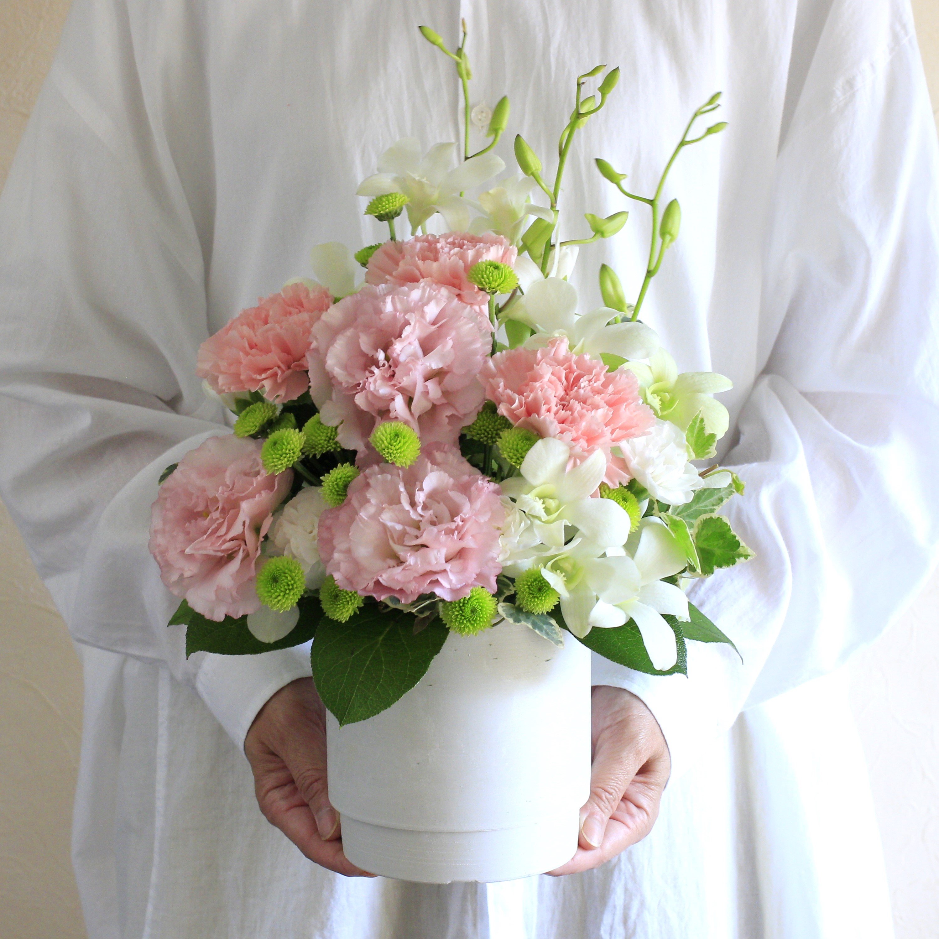 【お供え・お悔やみ】フラワーアレンジメント/供花｜イイハナ・ドットコム（花ギフトの専門店）｜お供え花 アレンジメント「敬慕(桜色重ね)」｜出荷実績400万件以上、13時までのご注文は最短翌日お届け(一部商品は除きます）。インターネットで24時間受付中。千趣会（ベルメゾン）のお花屋さん e87.com
