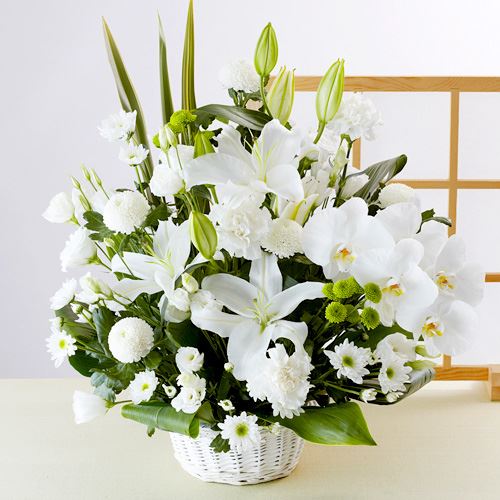 喪中はがきが届いたときに贈るお花の選び方 贈り方 色 相場 贈る時期 お供え お悔やみの供花特集 イイハナ